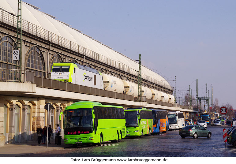 Fernbusse und Captrain Güterzug in Dresden Hbf