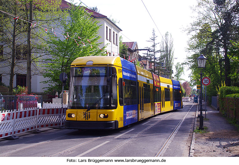 Die Straßenbahn in Dresden an der Haltestelle Gustav-Freytag-Straße