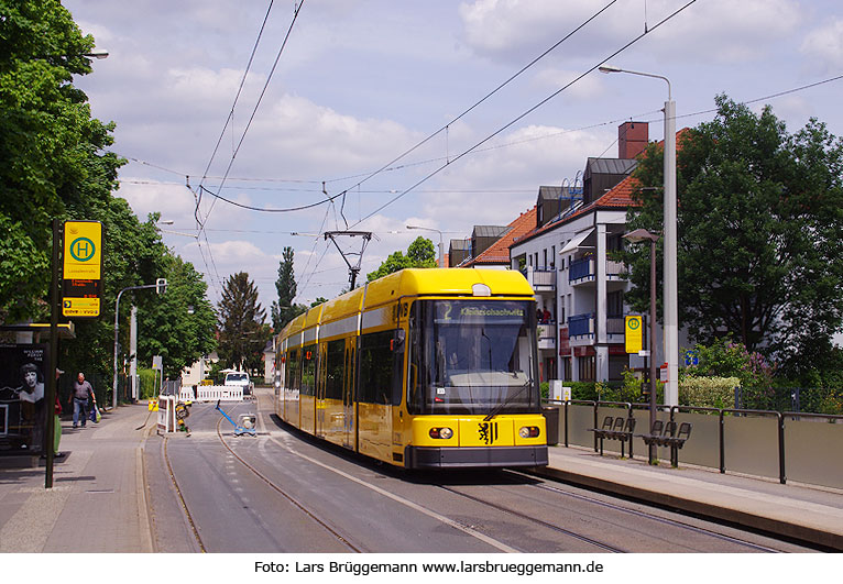 Die Straßenbahn in Dresden an der Haltestelle Lassallestraße