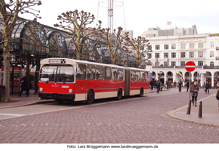 HOV ex Hochbahn Museumsbus HHA 7211 ein O 305 G auf dem Rathausmarkt in Hamburg