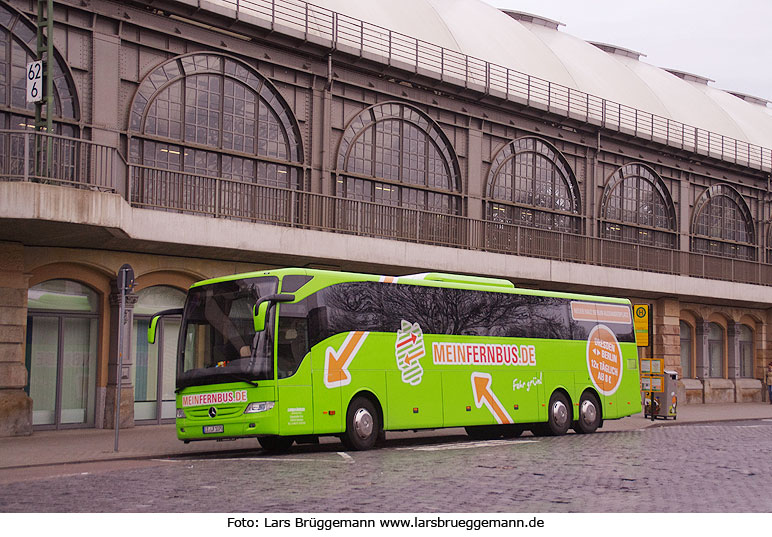 Ein MeinFernbus in Dresden an der Haltestelle Hauptbahnhof - MB Tourismo RHD-L