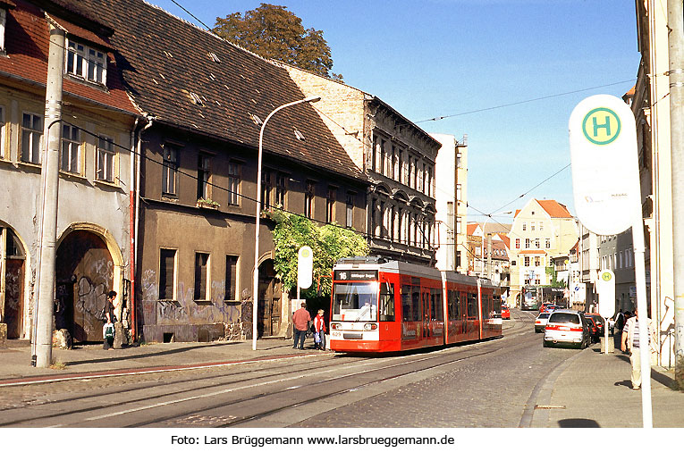 Die Straßenbahn in Halle an der Haltestelle Ankerstraße