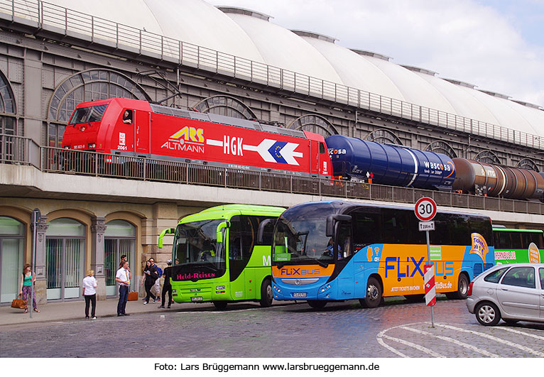 HGK Güterzuglok der Baureihe 185 und ein Flixbus vor dem Hauptbahnhof Dresden - Fernbus