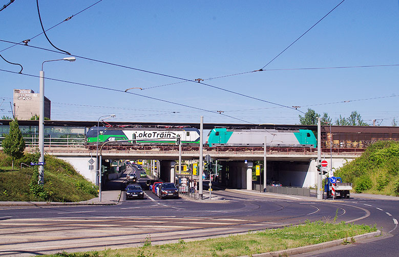 Lokotrain Lok der Baureihe 193 vom Typ Vectron mit Güterzug am Haltepunkt Dresden-Dobritz