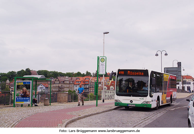 Ein Bus der VGM an der Haltestelle Altstadtbrücke