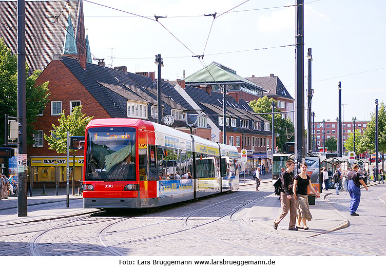 Die Straßenbahn in Bremen an der Haltestelle Domsheide