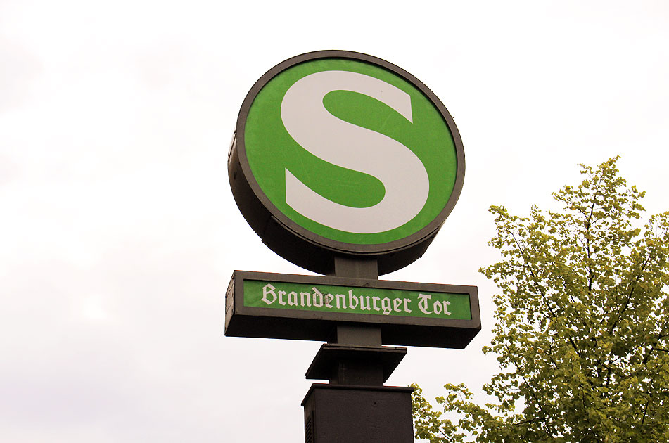 Die S-Bahn in Berlin - Bahnhof Nöldnerplatz - Baureihe 485