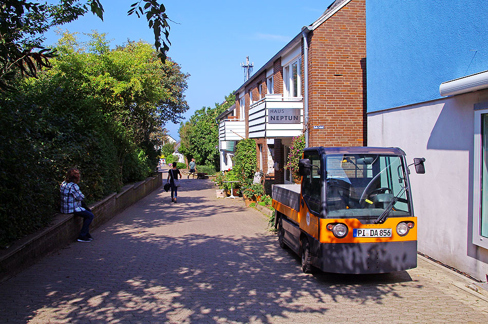Der Hingstgars auf Helgoland mit dem Haus Neptun und einer Elektrokarre