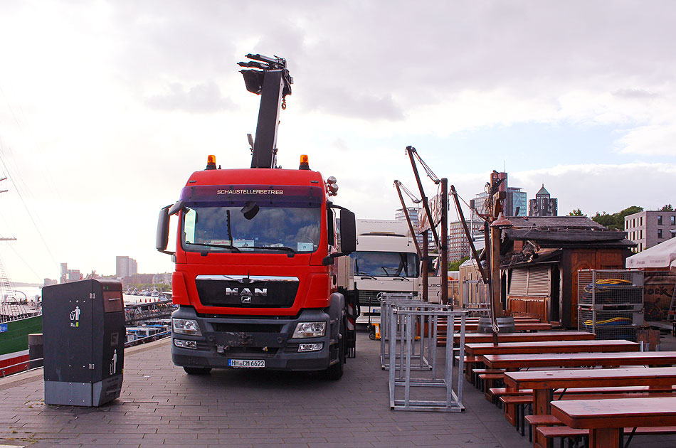 Der Aufbau vom Hafengeburtstag in Hamburg