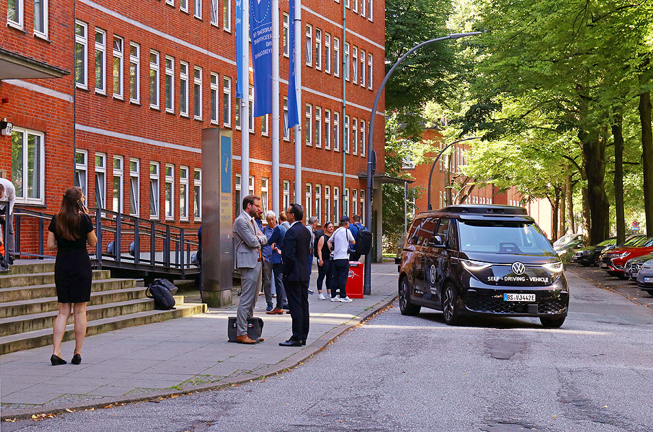 Ein Moia ID. Buzz AD in Hamburg