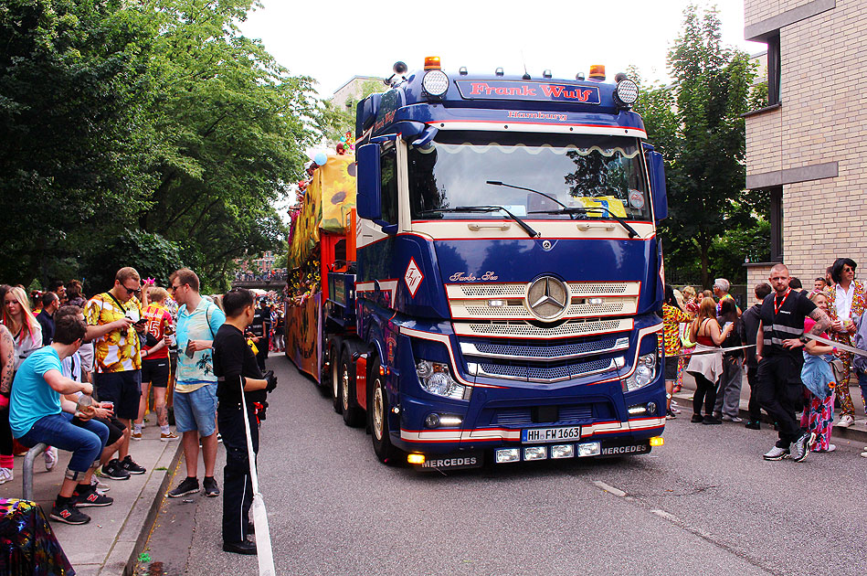 Ein Truck auf dem Schlagermove in Hamburg