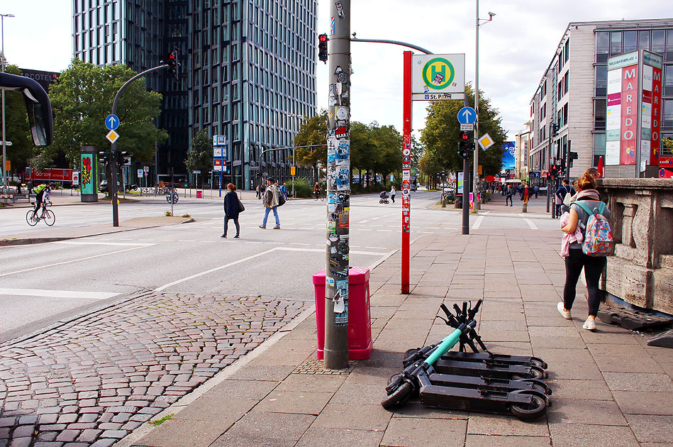 E-Scooter / Elektroroller auf dem Gehweg in Hamburg