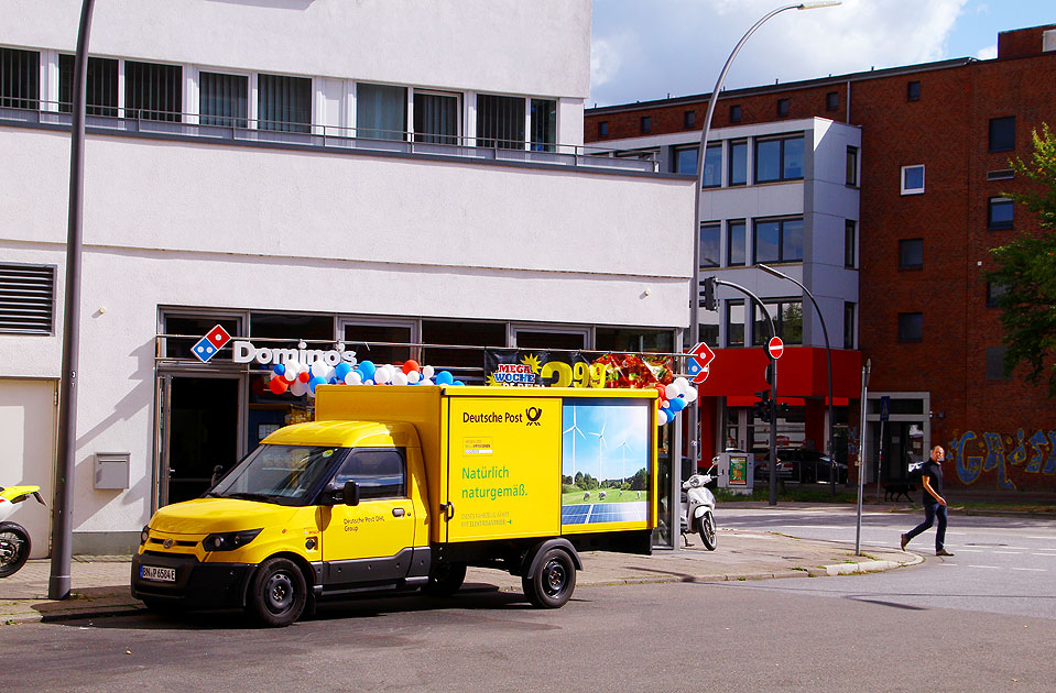 Ein Elektro-Auto der Deutschen Post DHL Group in Hamburg vom Hersteller Streetscooter