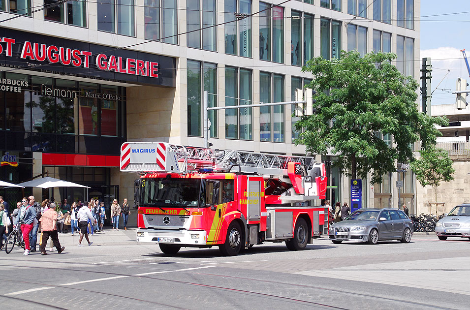 Feuerwehrwagen in Hannover - Ein Mercedes Econic 1833 LL mit Magirus Aufbau