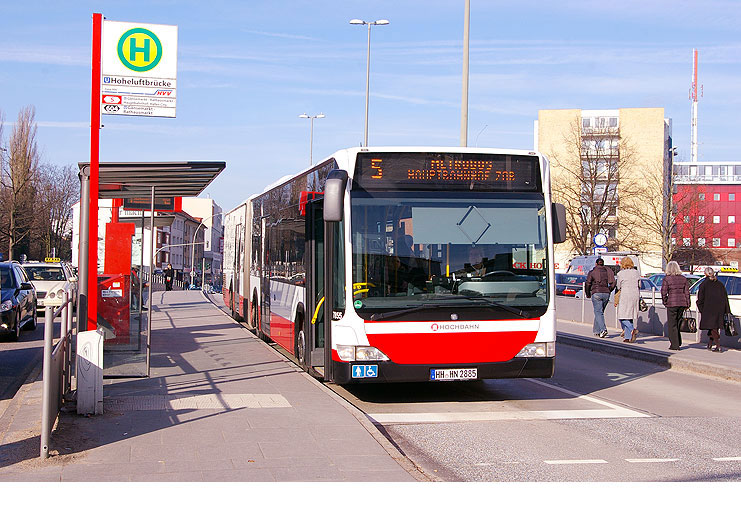 Hochbahn Bus auf der Buslinie M5 an der Haltestelle U-Bahn Hoheluftbrücke