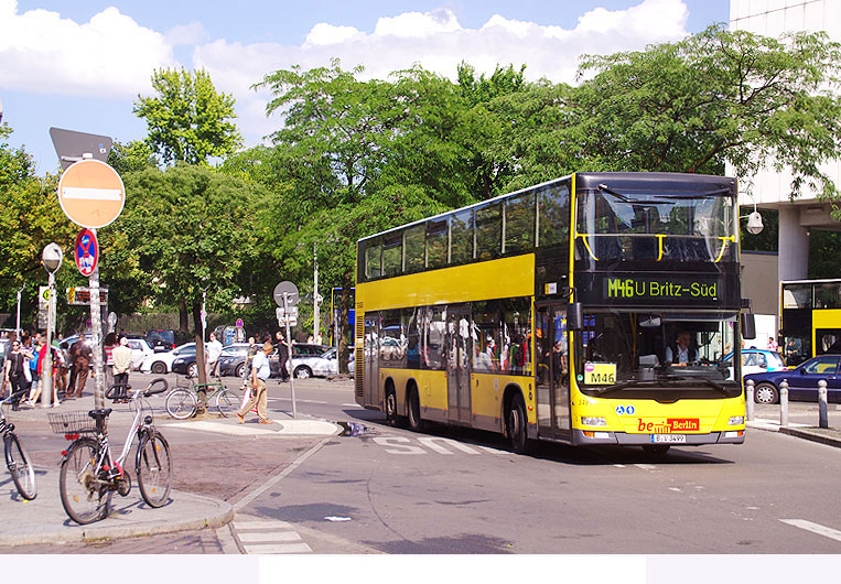 Die Buslinie 200 in Berlin - hier ein Doppeldeckerbus am Bahnhof Zoo