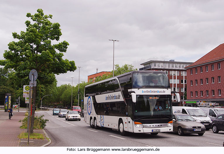 Ein Setra Doppeldecker vom Berlinlinienbus in Hamburg an der U-Bahn Burgstraße
