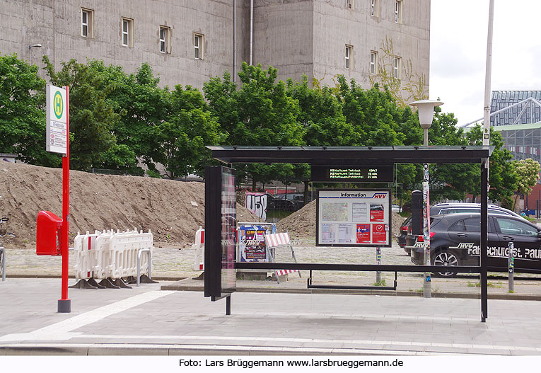 Bushaltestelle in Hamburg der Buslinie 3 an der Feldstraße mit DFI-Anzeige im Fahrgastunterstand