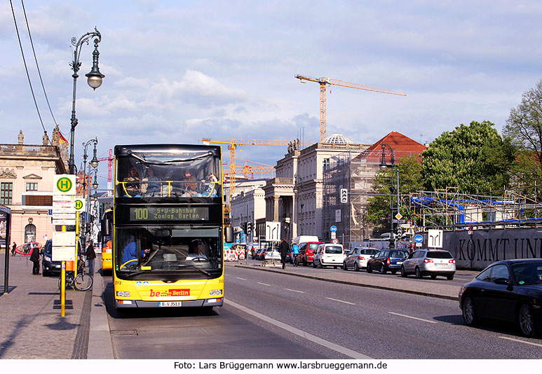 Ein Doppeldeockerbus in Berlin an der Haltestelle Staatsoper als Linie 100