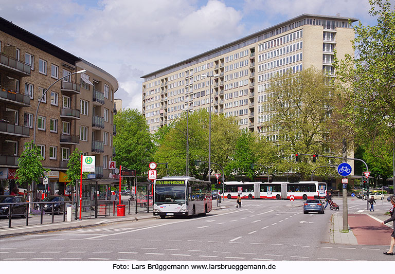 Die Bushaltestelle Bezirksamt Eimsbüttel in Hamburg mt den Grindelhochhäusern