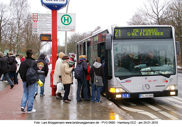 Bus in Hamburg-Osdorf an der Haltestelle EEZ
