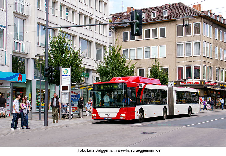 Der Stadtbus in Hildesheim an der Haltestelle Schuhstraße