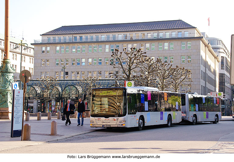 PVG Anhängerbus auf dem Rathausmarkt in Hamburg