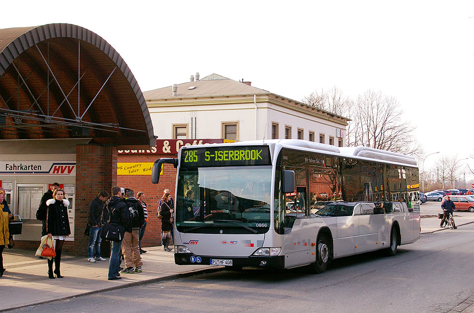 PVG Bus vor dem Bahnhof Pinneberg