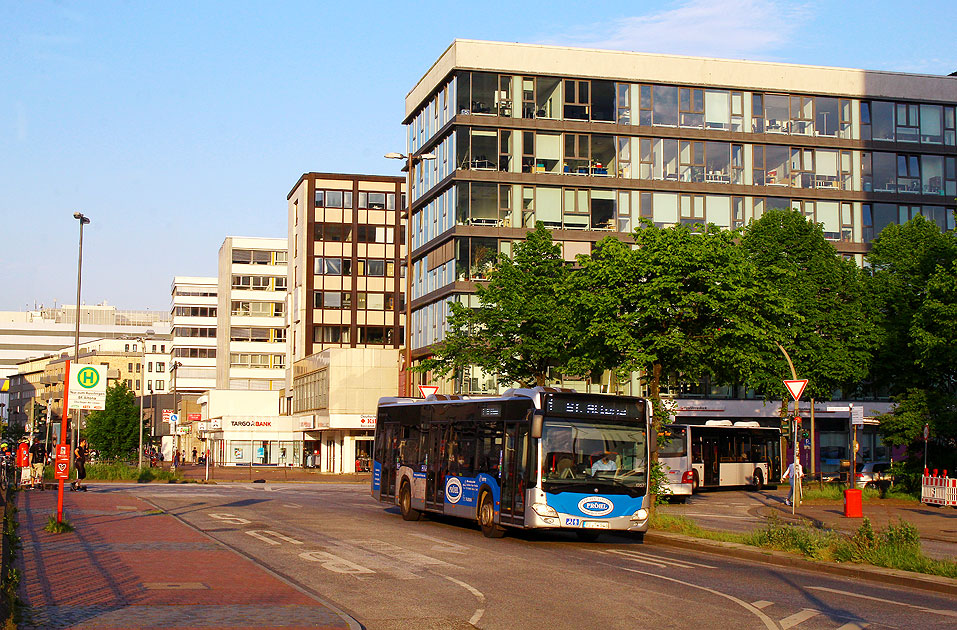 Ein VHH Bus auf dem Busbahnhof in Hamburfg-Altona