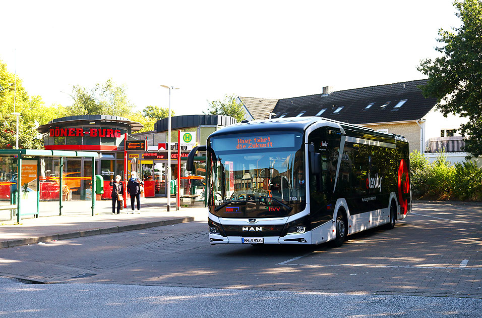 Ein VHH Elektrobus am Schnefelder Platz
