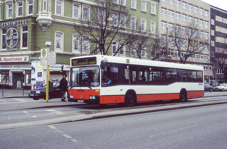 Der Hochbahn-Bus 1706 als Linie 102 an der Haltestelle Hauptbahnhof ZOB in Hamburg