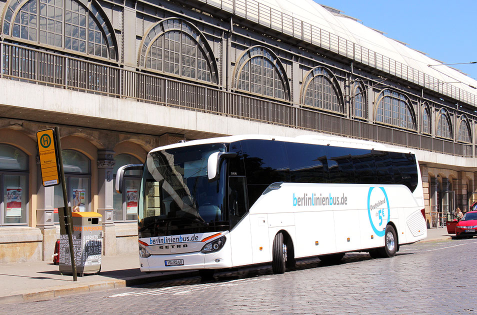 Ein Berlinlinienbus an der Haltestelle Dresden Hbf