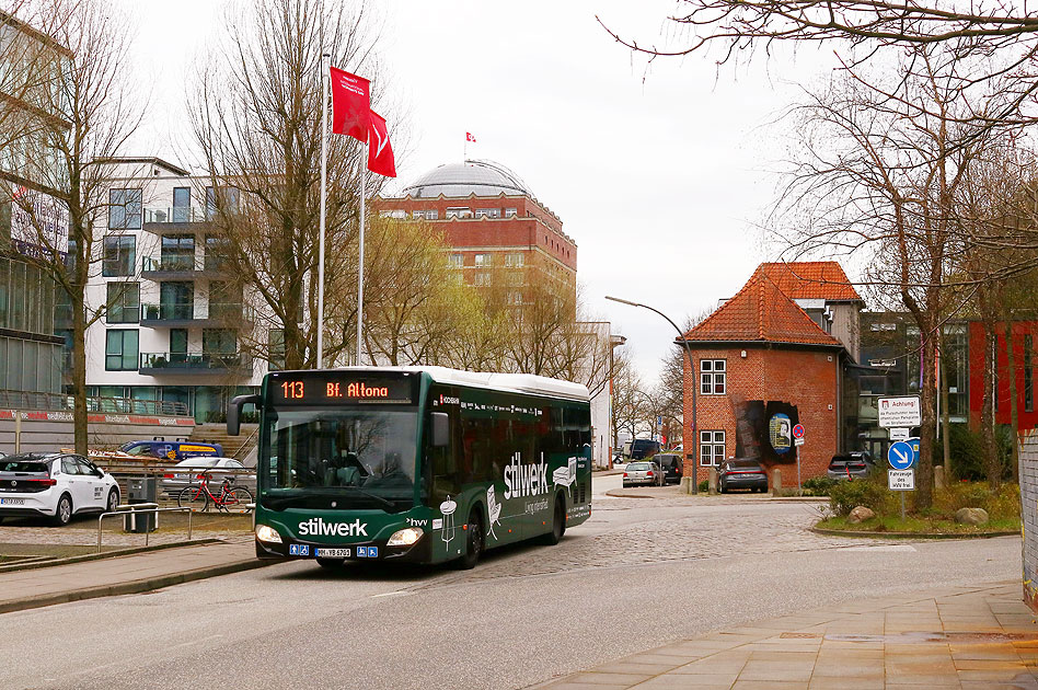 Ein Hochbahn-Bus an der Haltestelle Lawaetzhaus in Hamburg-Neumühlen