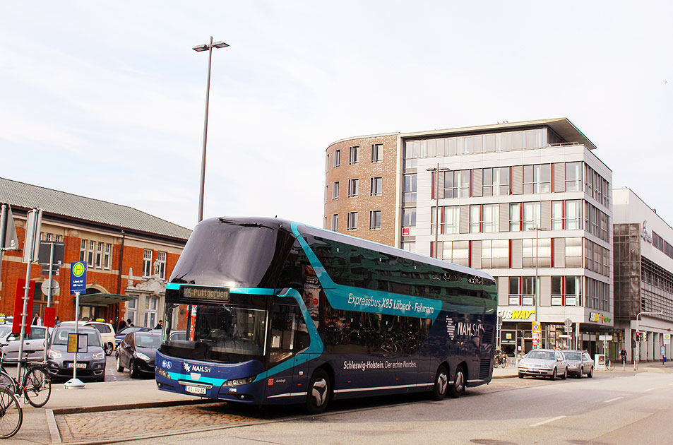 Ein Autokraft Bus ein Neoplan Skyliner der Linie X 85 von Lübeck auf die Insel Fehmarn
