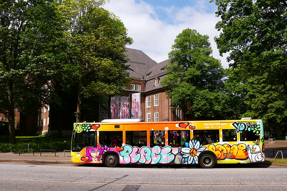Ein Graffiti-Werbebus der VHH in Hamburg