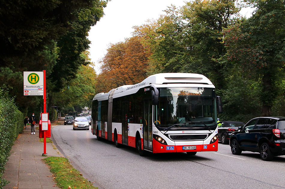 Ein Hochbahn Bus an der Haltestelle Susettestraße