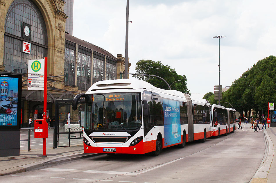 Zwei Hochbahn-Busse an der Haltestelle Bahnhof Dammtor