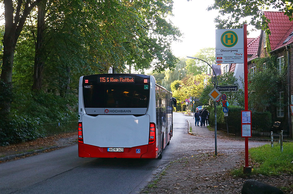 Ein Hochbahn-Bus an der Haltestelle Ohnsorgweg in Hamburg-Othmarschen