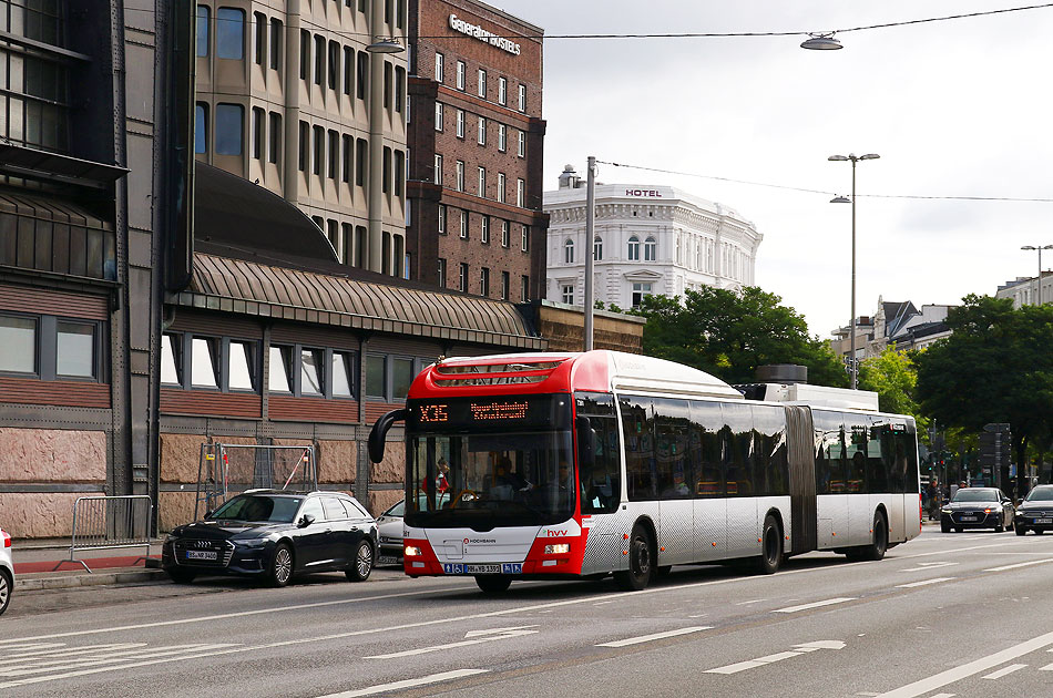 Ein Hochbahn-Bus in Hamburg an der Haltestelle Hbf / Steintorwall