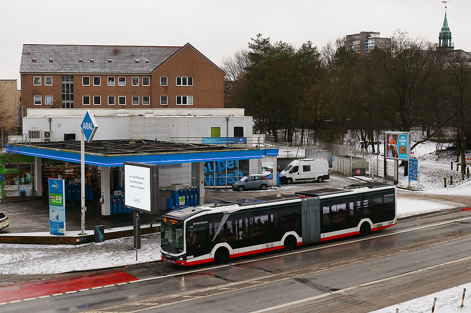 Ein Elektrobus in Hamburg an der Haltestelle Blücherstraße