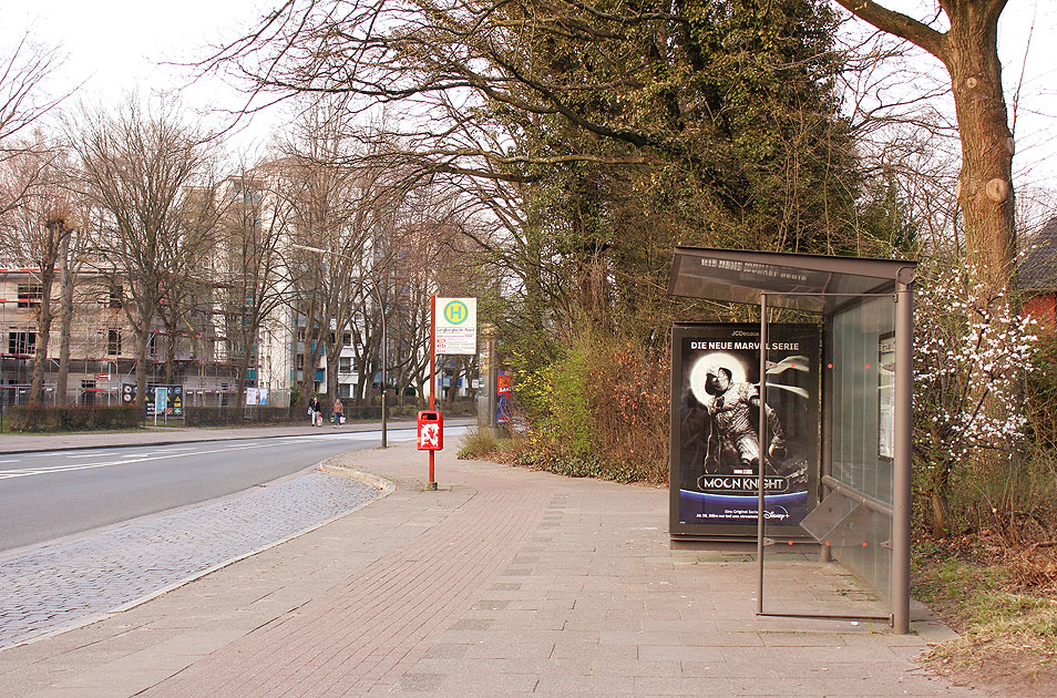 Die Bushaltestelle Langbargheide (Nord) in Hamburg-Lurup in Fahrtrichtung S-Bahn Elbgaustraße und Eidelstedter Platz