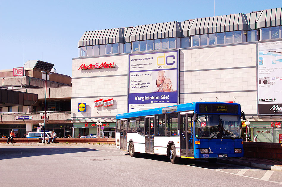 Ein PVG Bus am Bahnhof Altona auf dem ZOB / Busbahnhof