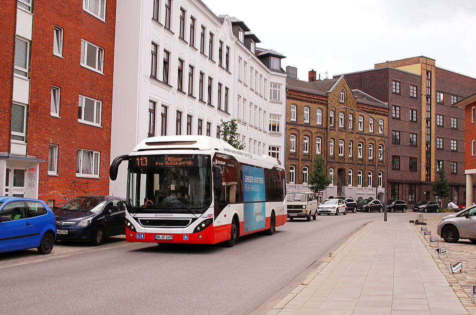 Neue Mitte Altona, der Neubaustadtteil in Hamburg mit einem Hochbahn-Bus