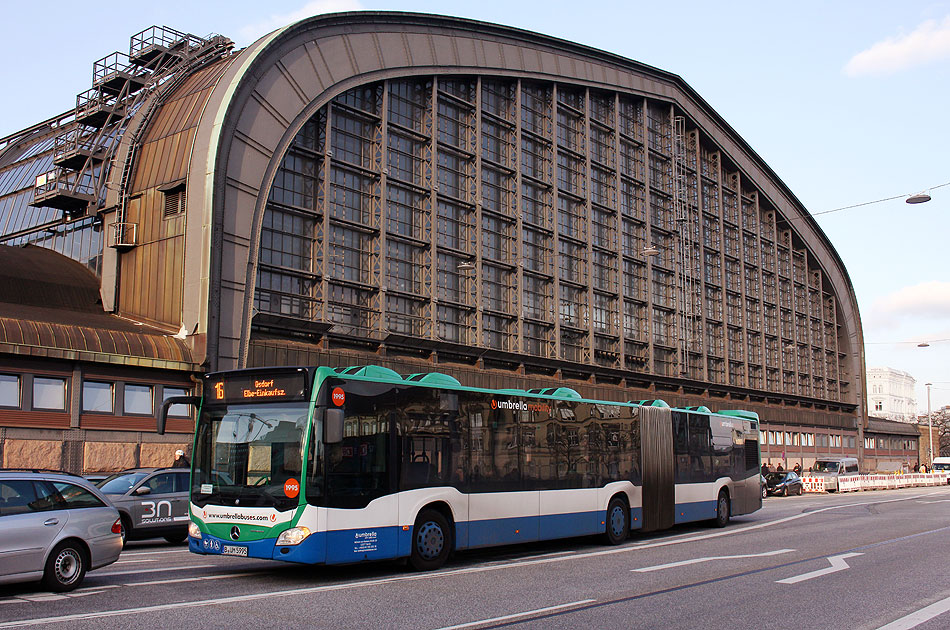 Ein Umbrella Stadtbus vor dem Hamburger Hauptbahnhof