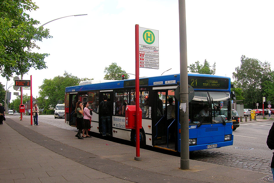 Ein PVG Bus an der Haltestelle S-Bahn Elbgaustraße
