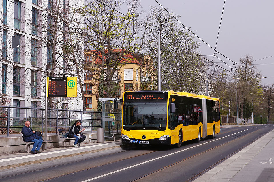 Ein DVB Bus an der Haltestelle Bahnhof Strehlen in Dresden