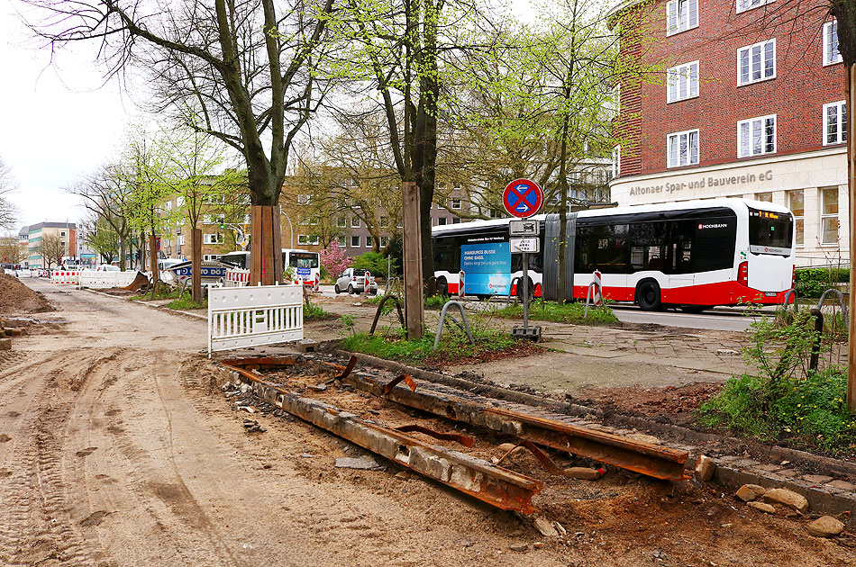 Straßenbahngleise und ein Elektrobus in der Max-Brauer-Allee in Hamburg-Altona
