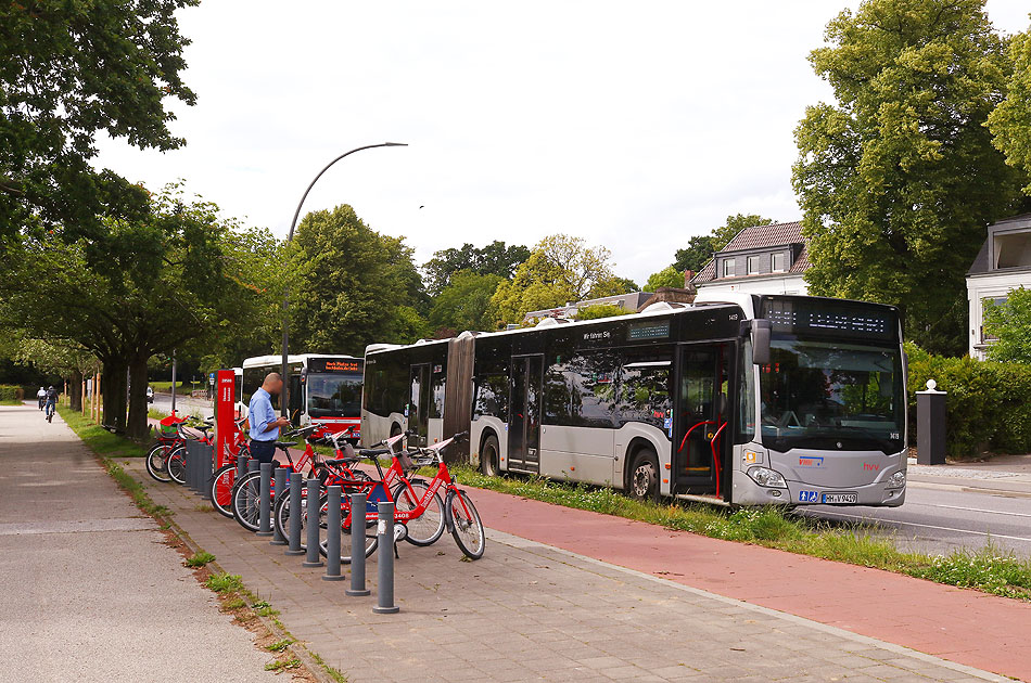 Die Bushaltestelle Teufelsbrück an der Elbe in Hamburg-Nienstedten
