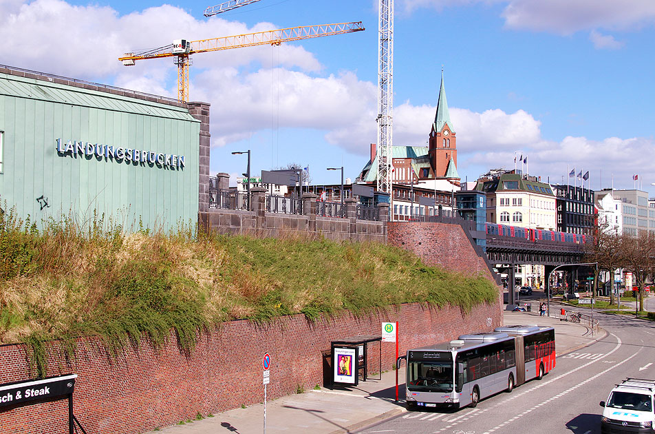 Ein Bus der Verkehrsbetriebe Hamburg-Holstein an den Landungsbrücken in Hamburg