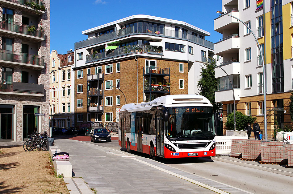 Ein Hochbahn Bus an der Haltestelle Platz der Arbeiterinnen in dem Stadtteil Neue Mitte Altona